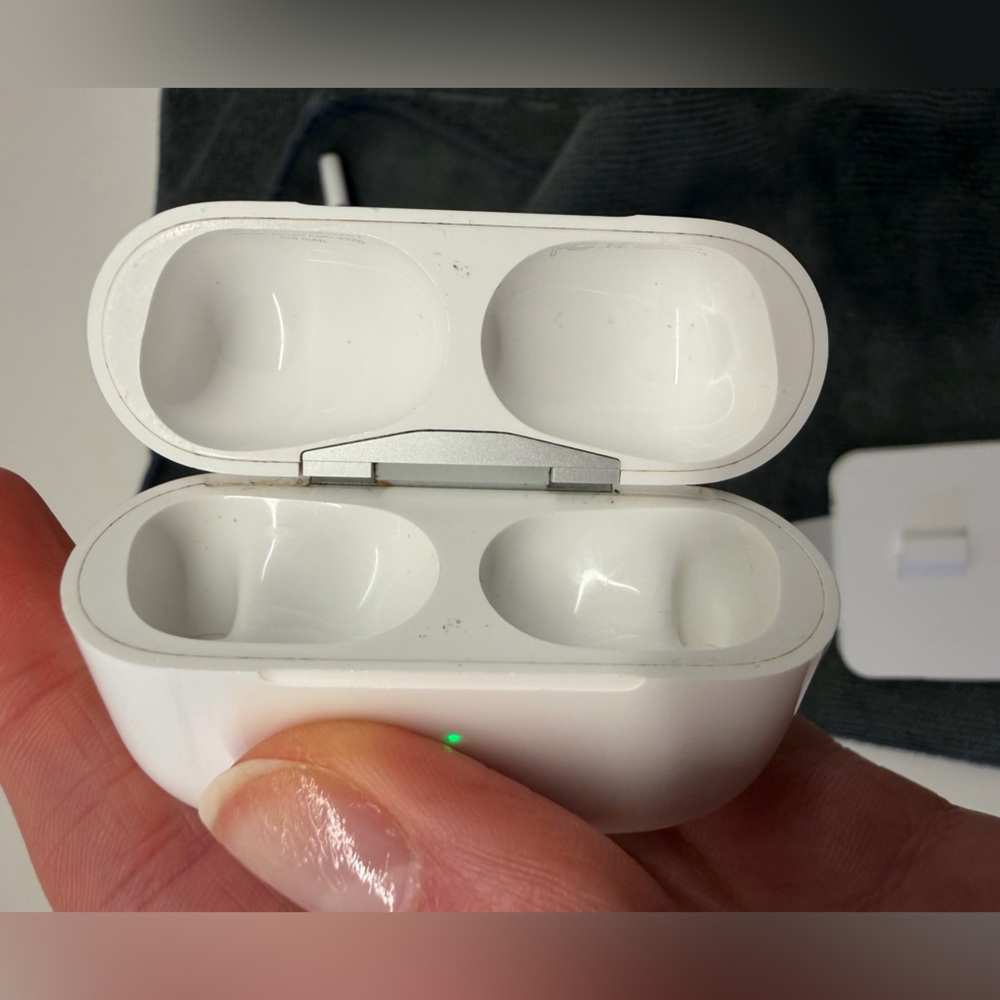 AirPod Pros 1st Gen - Wireless Earbuds with Case - Picture 9 of 14